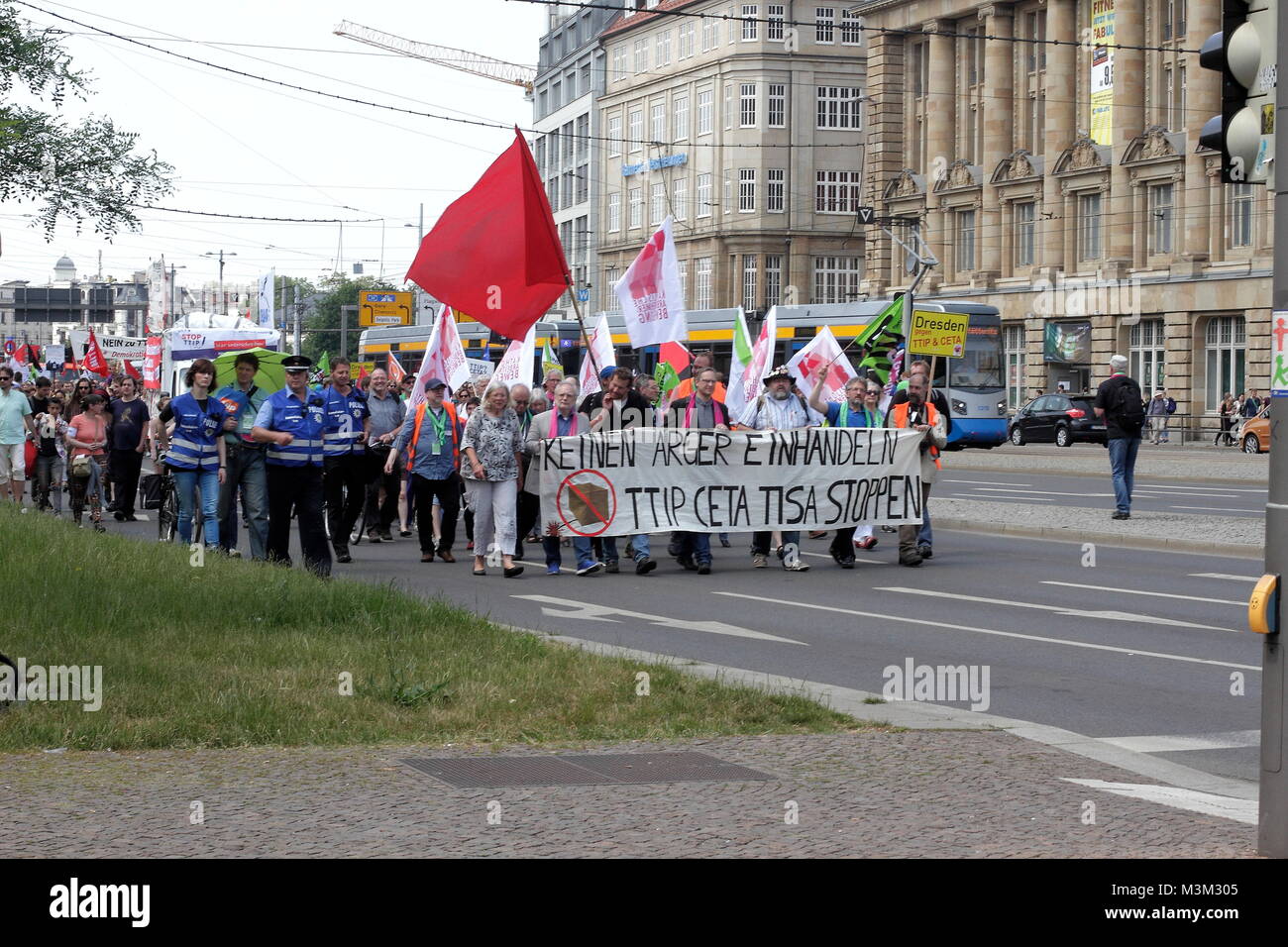 Impressionen von einer gegen die Démonstration TTIP Abkommen und CETA à Leipzig ; démonstration begann die suis und Naturkundemuseum bewegte sich durch die leipziger City bis Zurück zum Ausgangspunkt. Auf der Wegstrecke durch die Reichsstraße wurde ein arrêter eingelegt, bei dem Luttner-Bensmann Andreas (KAB) und Martin Herndlhofer (Pax Christi) Déclarations abgaben. Banque D'Images