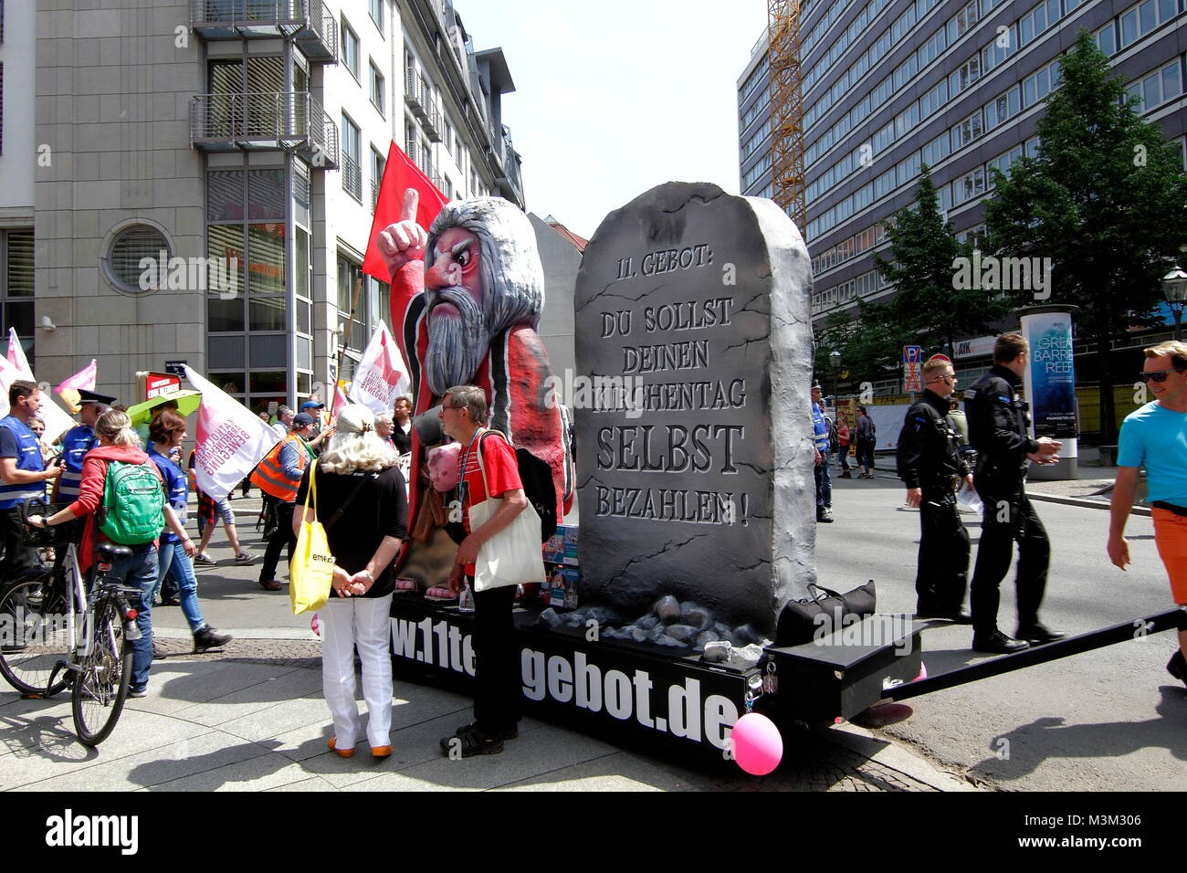 Impressionen von einer gegen die Démonstration TTIP Abkommen und CETA à Leipzig ; démonstration begann die suis und Naturkundemuseum bewegte sich durch die leipziger City bis Zurück zum Ausgangspunkt. Auf der Wegstrecke durch die Reichsstraße wurde ein arrêter eingelegt, bei dem Luttner-Bensmann Andreas (KAB) und Martin Herndlhofer (Pax Christi) Déclarations abgaben. Banque D'Images