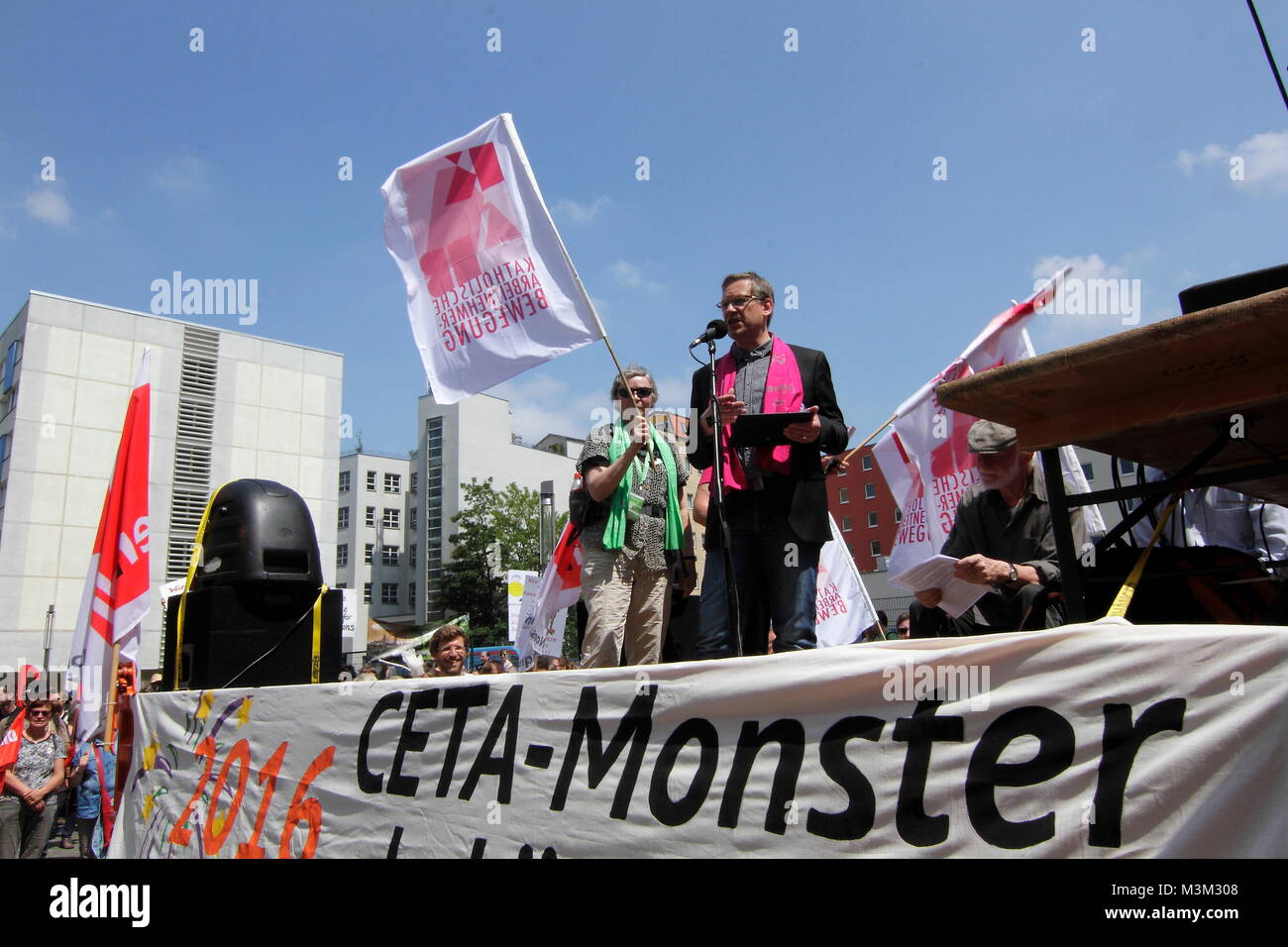 Impressionen von einer gegen die Démonstration TTIP Abkommen und CETA à Leipzig ; démonstration begann die suis und Naturkundemuseum bewegte sich durch die leipziger City bis Zurück zum Ausgangspunkt. Auf der Wegstrecke durch die Reichsstraße wurde ein arrêter eingelegt, bei dem Luttner-Bensmann Andreas (KAB) und Martin Herndlhofer (Pax Christi) Déclarations abgaben. Banque D'Images