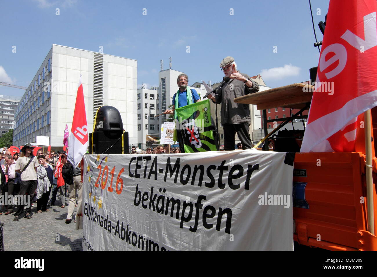 Impressionen von einer gegen die Démonstration TTIP Abkommen und CETA à Leipzig ; démonstration begann die suis und Naturkundemuseum bewegte sich durch die leipziger City bis Zurück zum Ausgangspunkt. Auf der Wegstrecke durch die Reichsstraße wurde ein arrêter eingelegt, bei dem Luttner-Bensmann Andreas (KAB) und Martin Herndlhofer (Pax Christi) Déclarations abgaben. Banque D'Images