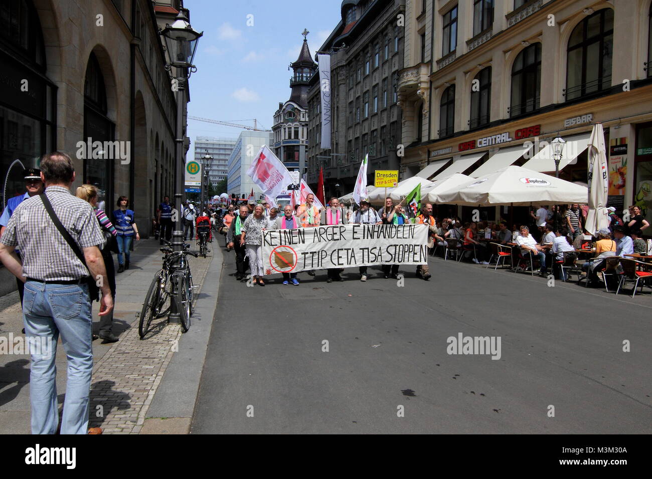 Impressionen von einer gegen die Démonstration TTIP Abkommen und CETA à Leipzig ; démonstration begann die suis und Naturkundemuseum bewegte sich durch die leipziger City bis Zurück zum Ausgangspunkt. Auf der Wegstrecke durch die Reichsstraße wurde ein arrêter eingelegt, bei dem Luttner-Bensmann Andreas (KAB) und Martin Herndlhofer (Pax Christi) Déclarations abgaben. Banque D'Images