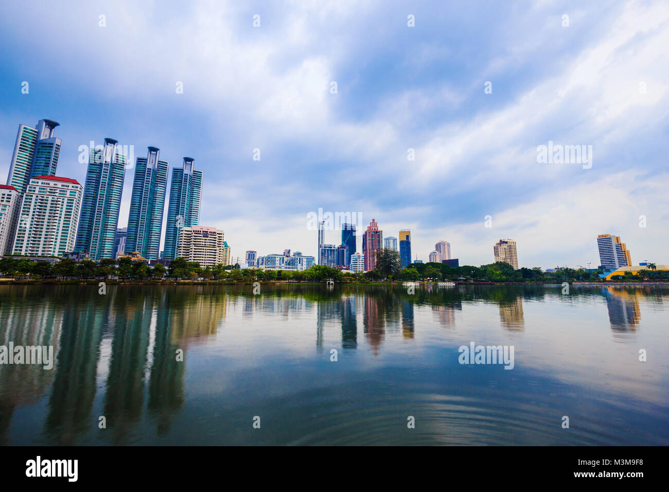 Vue sur la ville à Benjakitti urbain Park, Bangkok, Thaïlande Banque D'Images