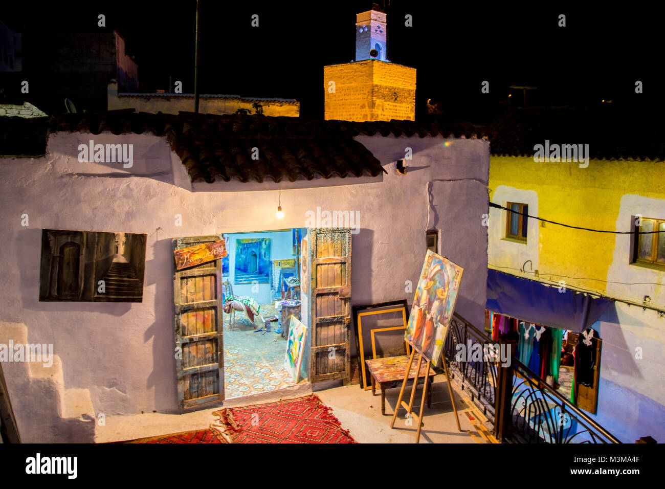Maroc Chefchaouen Blue city art gallery shop la nuit Banque D'Images