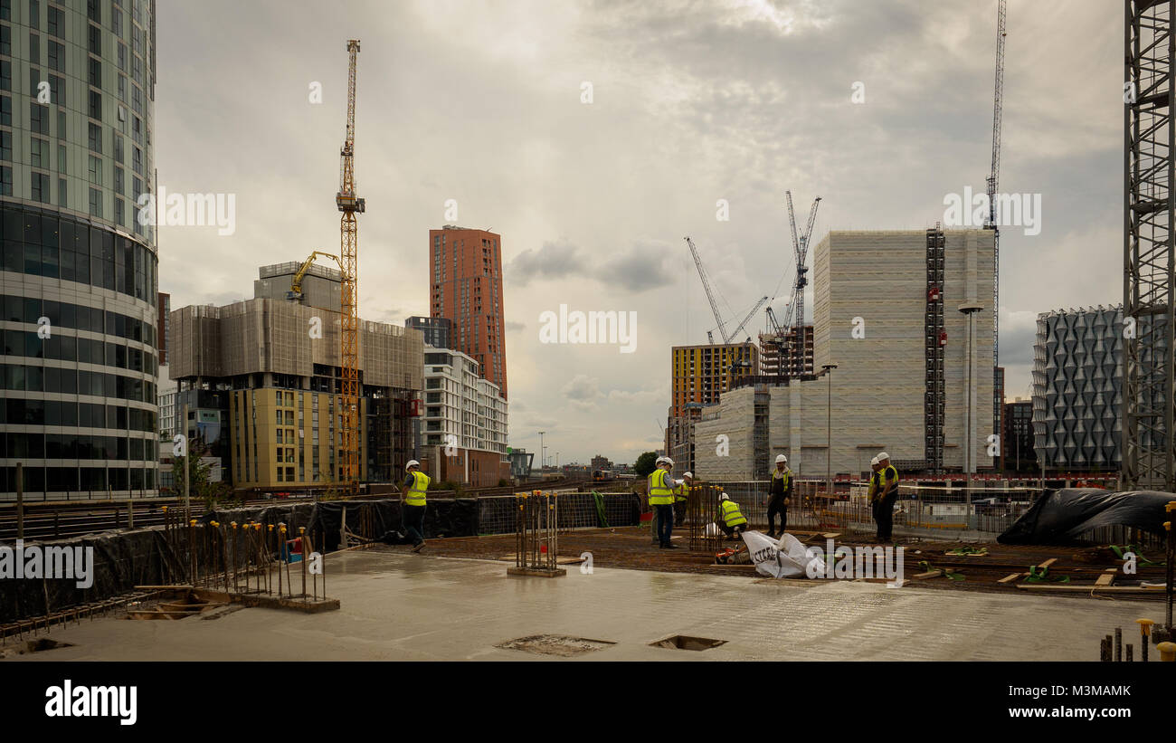 Londres (Royaume-Uni), août 2017. Nouveau développement résidentiel et commercial des chantiers de construction dans la région de Nine Elms. Le format paysage. Banque D'Images