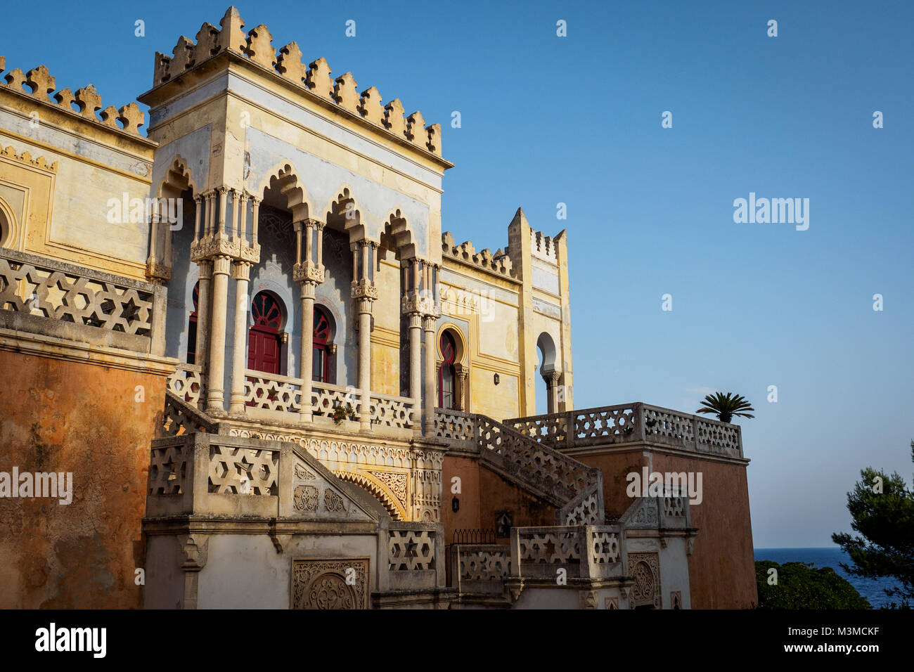 Santa Cesarea Terme (Italie), août 2017. Villa Sticchi, l'un des meilleurs exemple de style architectural mauresque dans la région des Pouilles. Banque D'Images