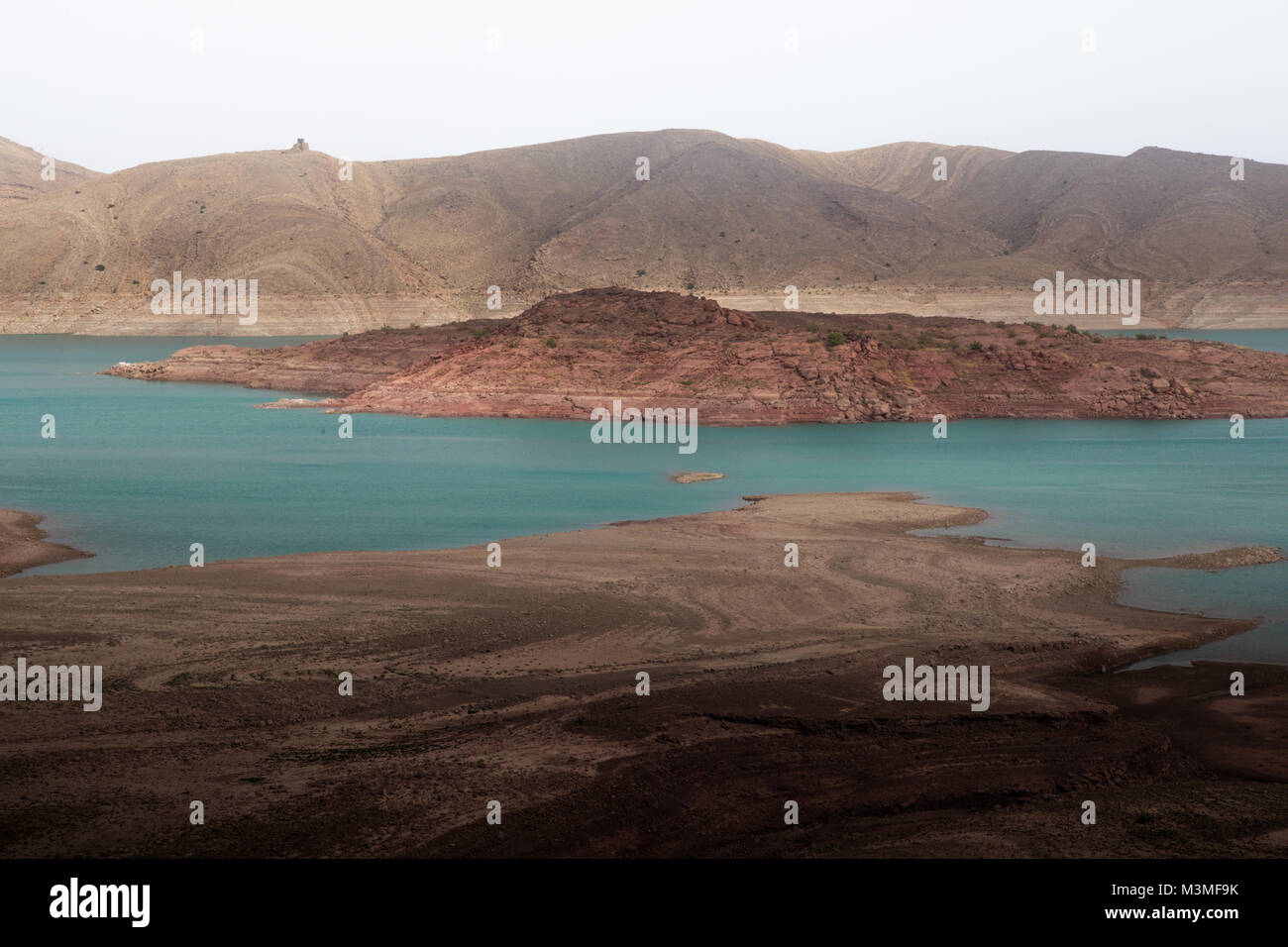 Lac d'eau bleu turquoise du Maroc l'eau douce du réservoir desert Banque D'Images