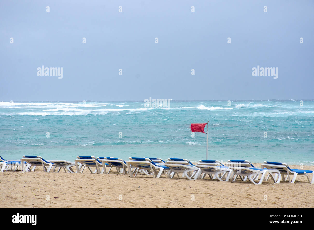 Rangée de chaises vides sur la plage dangereuse venteux Banque D'Images