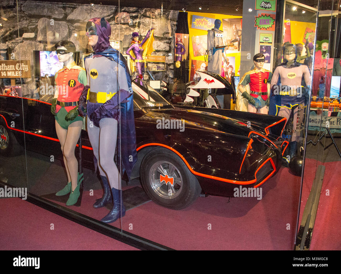 Le Batman '66 pièce ouverte au Musée d'Hollywood à Los Angeles, et a présenté plusieurs expositions de costumes originaux, de souvenirs, d'accessoires, et une voiture qui a été utilisé dans le tournage. Doté d''atmosphère : où : Los Angeles, California, United States Quand : 11 Jan 2018 Credit : Sheri/WENN.com Determan Banque D'Images