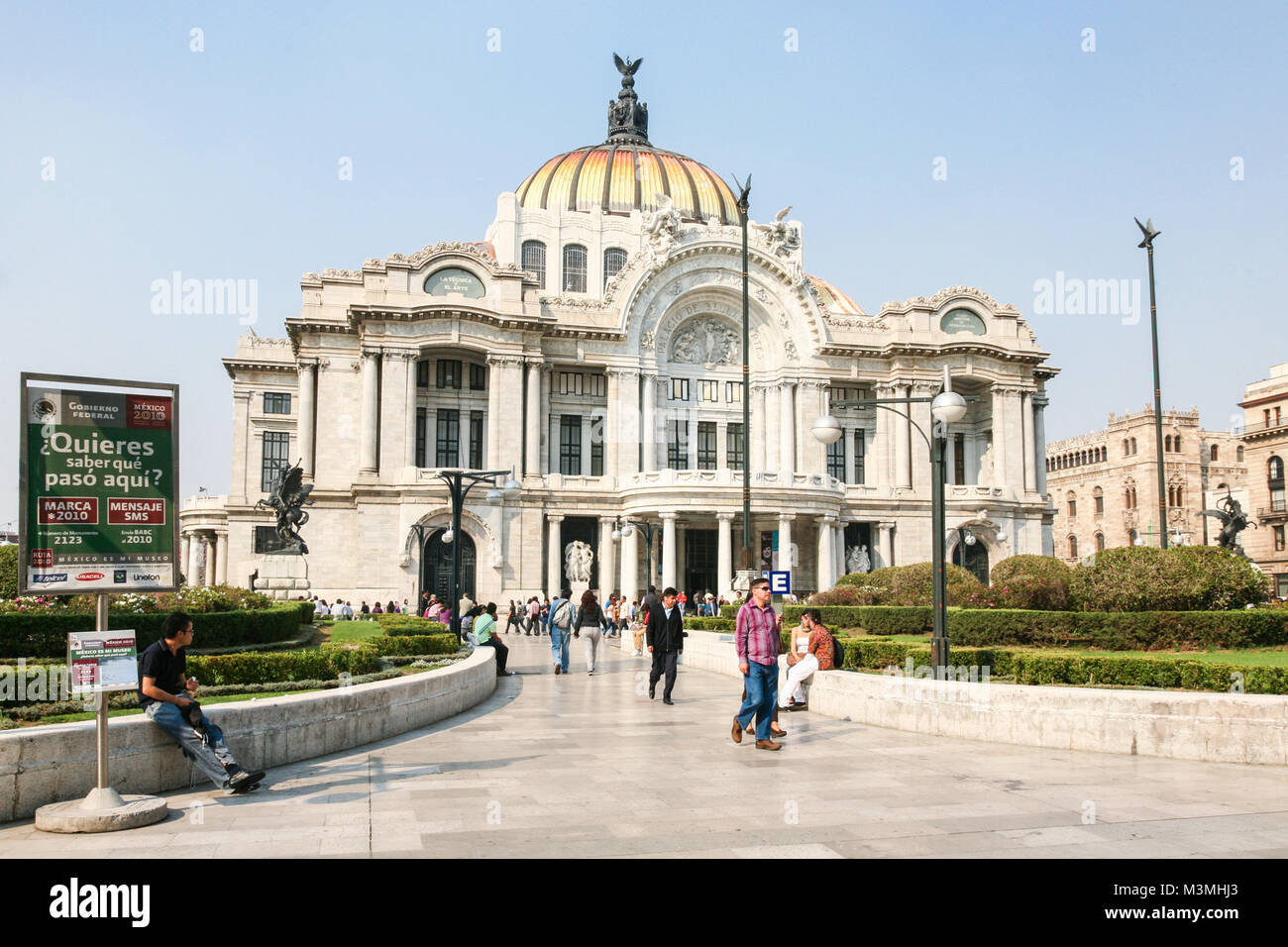 La ville de Mexico, Mexique - mars 3d, 2012 : les gens à pied par le Palacio de Bellas Artes de Mexico City, Mexico DF, Mexique Banque D'Images