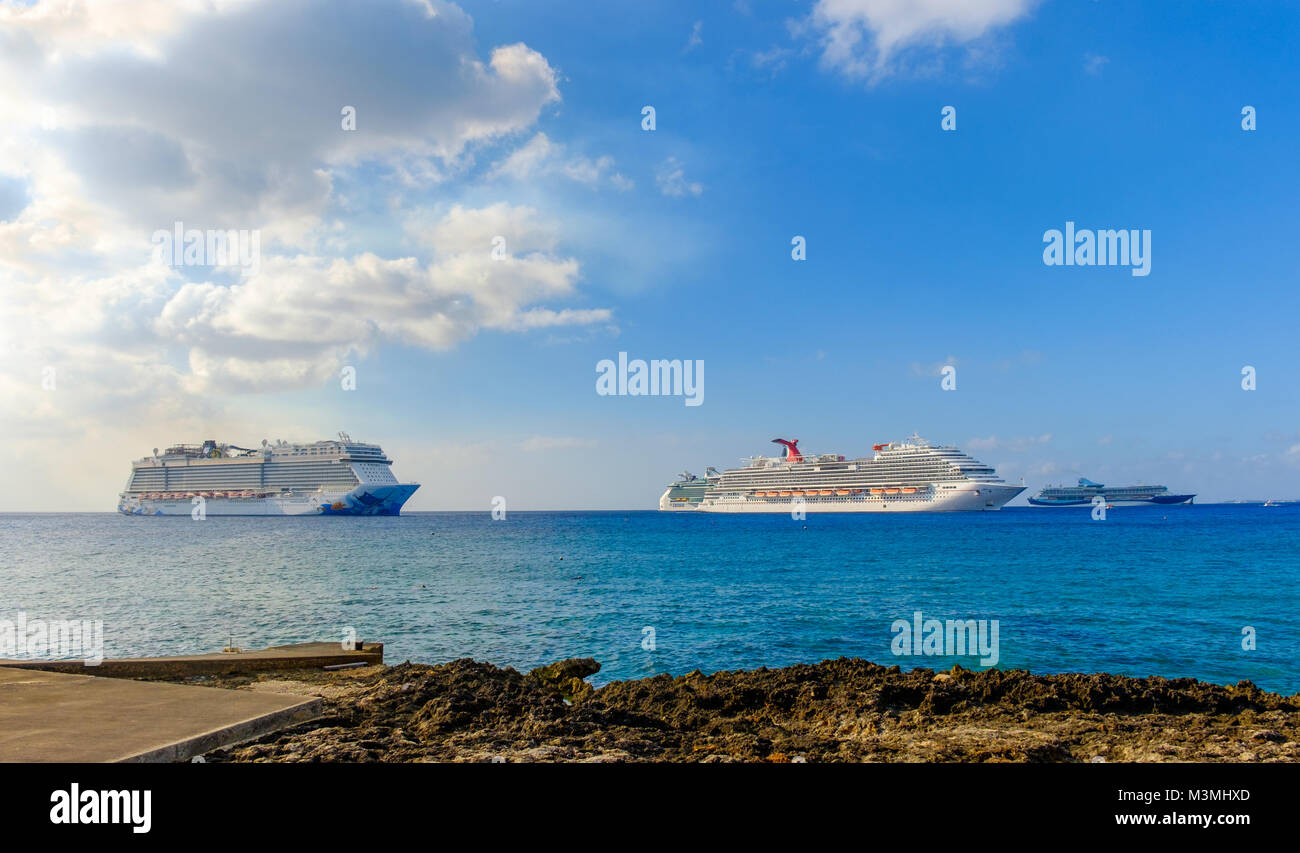 Grand Cayman, îles Caïmans, les bateaux de croisière sur la mer des Caraïbes par la port George Town Banque D'Images