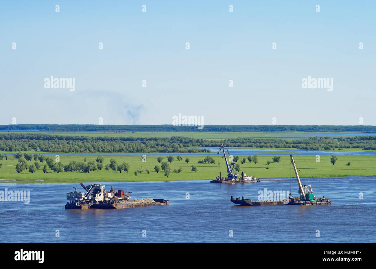 Le dragage de la rivière Irtysh dans la zone de Khanty-Mansiysk en été midi Banque D'Images