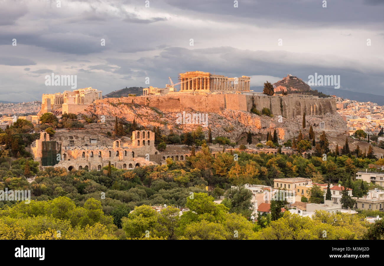 Acropole d'Athènes au coucher du soleil par jour nuageux Banque D'Images