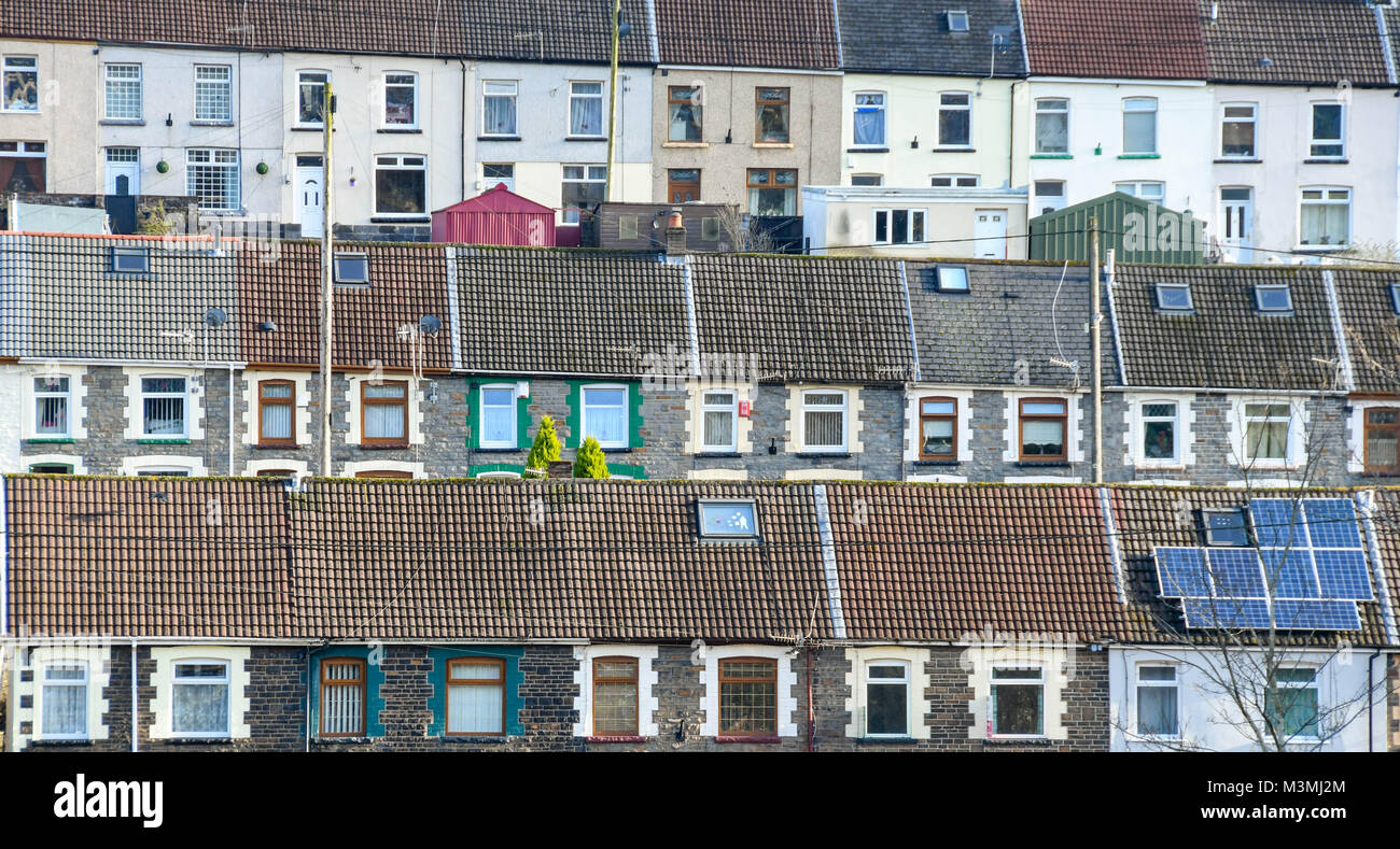 Vue rapprochée de rangées de logements en terrasses traditionnelles dans la vallée de Rhondda, au Pays de Galles Banque D'Images