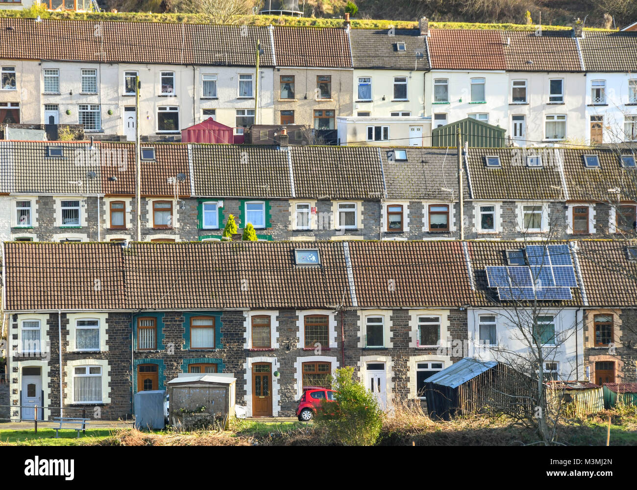 Vue rapprochée de rangées de logements en terrasses traditionnelles dans la vallée de Rhondda, au Pays de Galles Banque D'Images