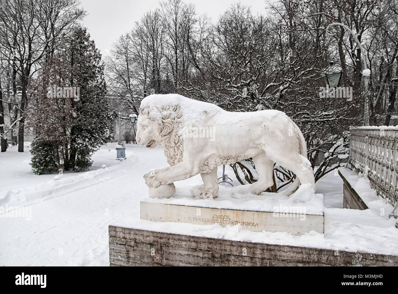SAINT - Pétersbourg, Russie - Février 9, 2018 : Lion Sculpture près de Palais Yelagin escaliers sur île Yelagin. A été construit par l'architecte Quarenghi et Rossi Banque D'Images