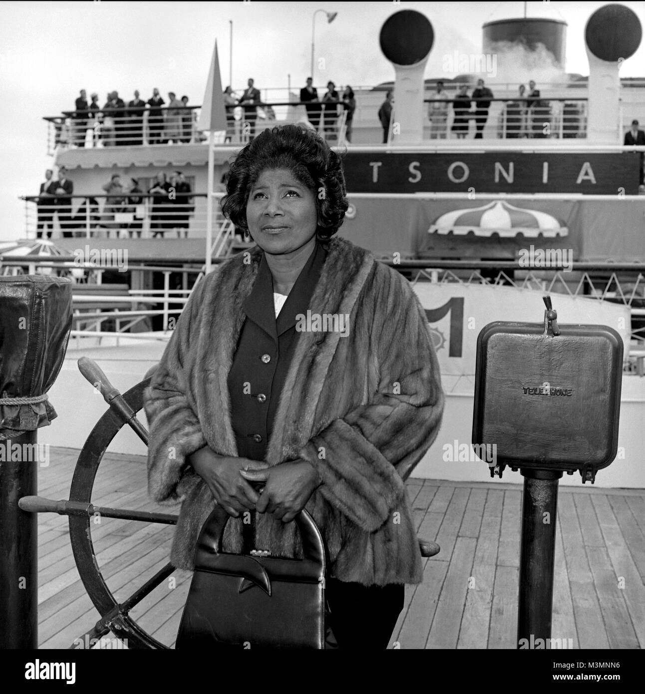 Reine de chanteuse de Gospel, Mahalia Jackson prêt à bord du paquebot Matson, Matsonia pour Honolulu. 14 février, 1963. Appareil photo originale négative. Banque D'Images