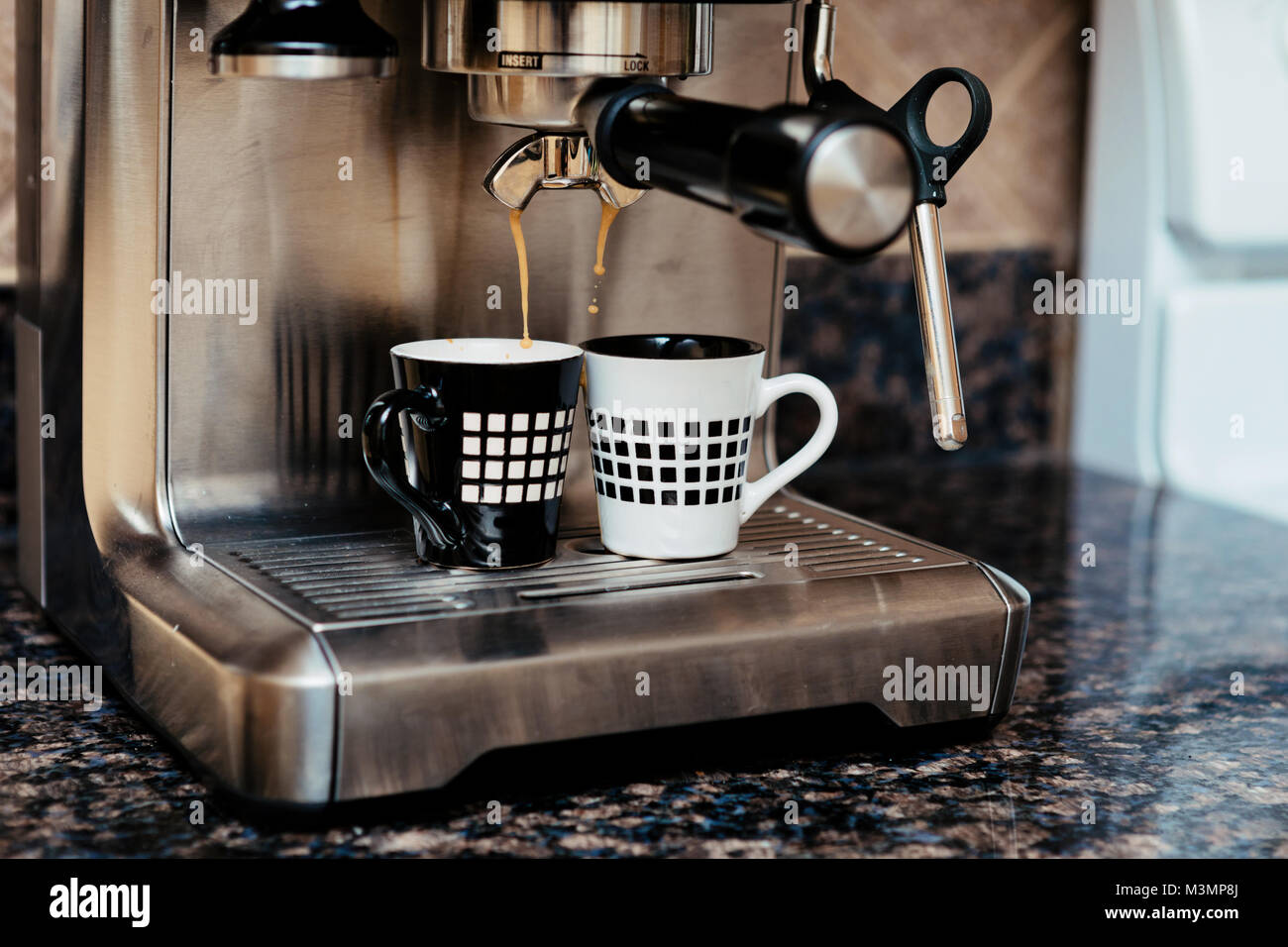 Accueil machine à expresso sur le comptoir de la cuisine top faire deux tasses de café. Banque D'Images