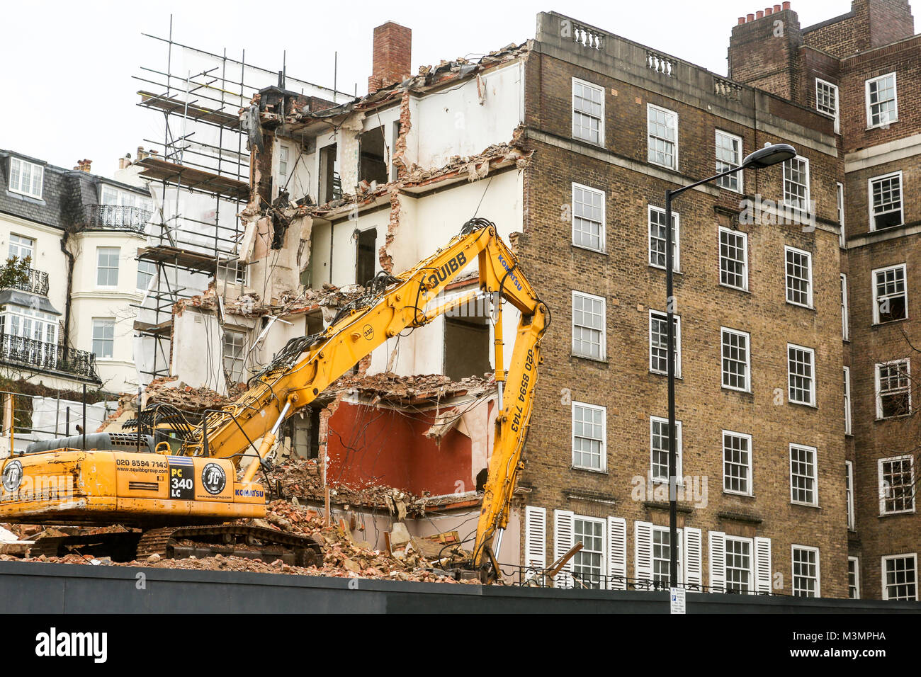 10 fév, 2018. Des travaux de démolition à l'Ducs Lodge, 80 Holland Park, Londres W11. Les années 1930 mansion bloc dans Holland Park a été acheté pour £85m en 2015. Banque D'Images