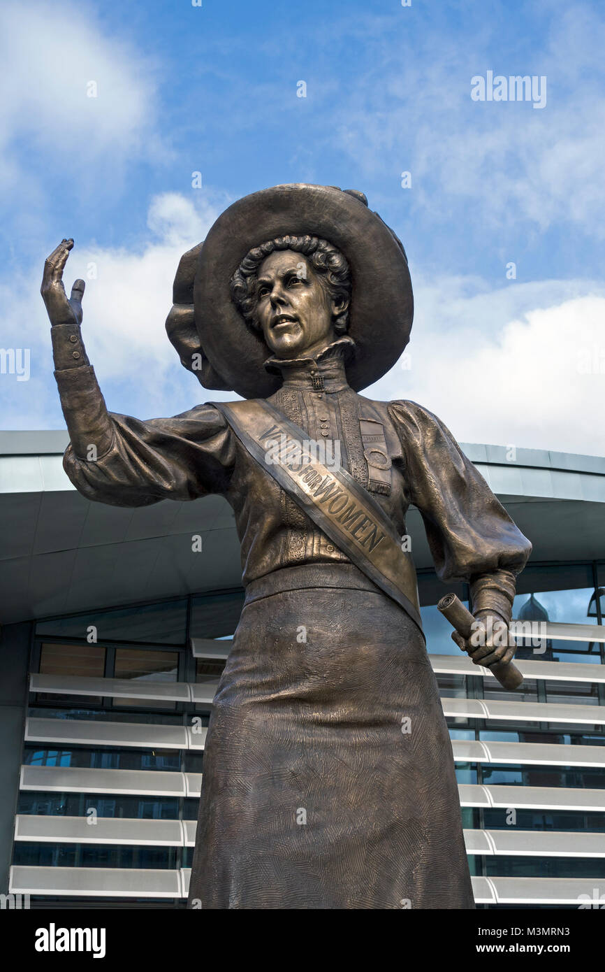 Nouvelle statue de bronze de la célèbre suffragette Alice Hawkins sur New Market Square (maintenant Green Dragon Square), Leicester, Angleterre, Royaume-Uni. Banque D'Images