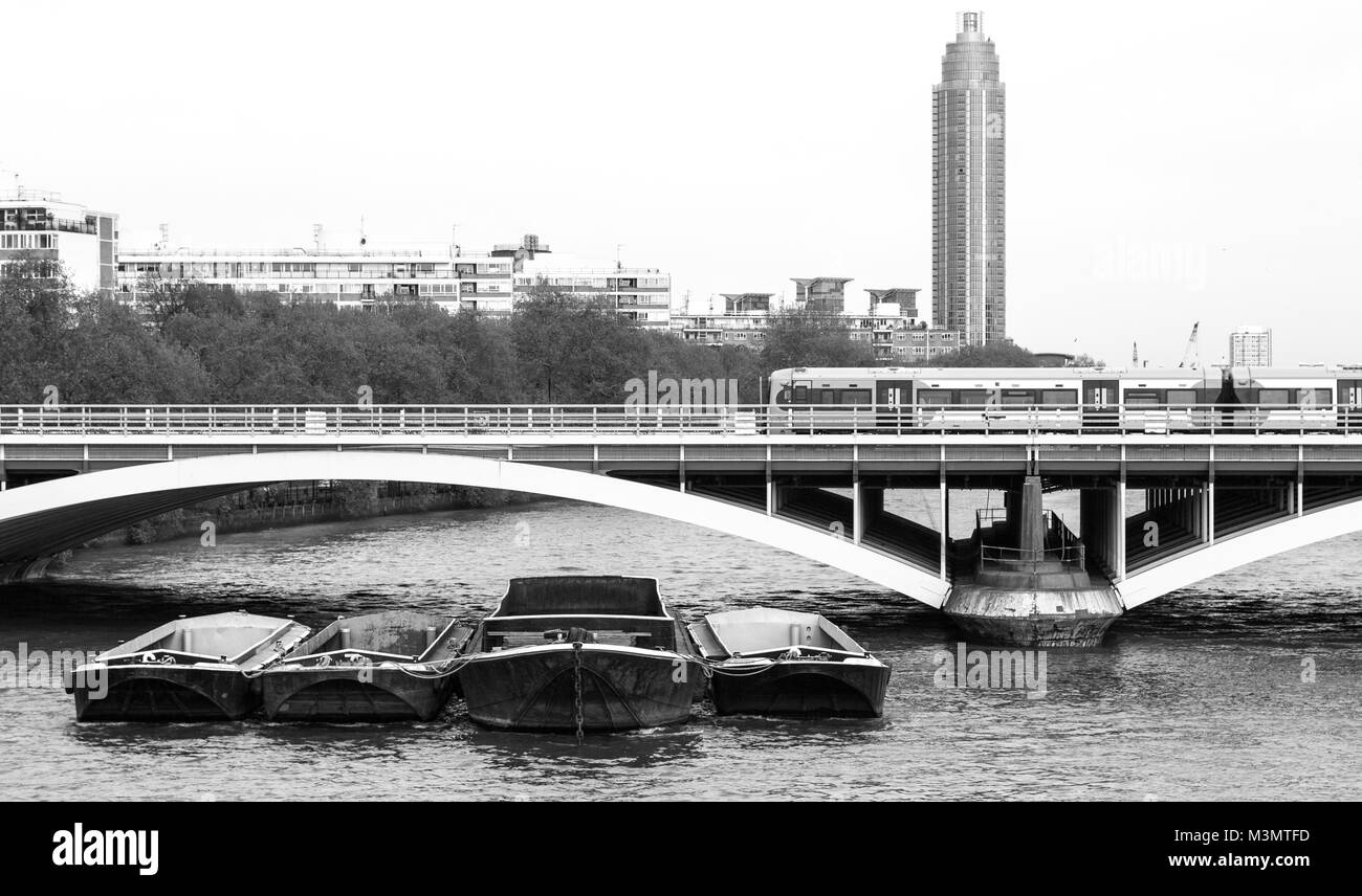 Pont de chemin de fer à côté de Battersea Power Station Banque D'Images