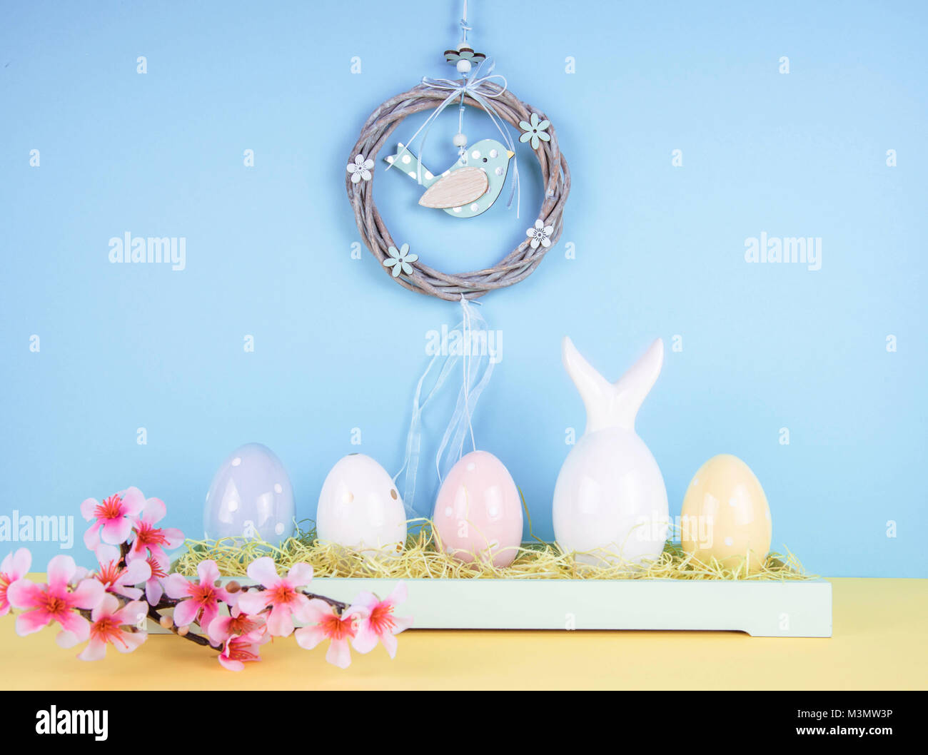 Composition pâques créatives avec des oeufs peints et lapin de Pâques. Banque D'Images