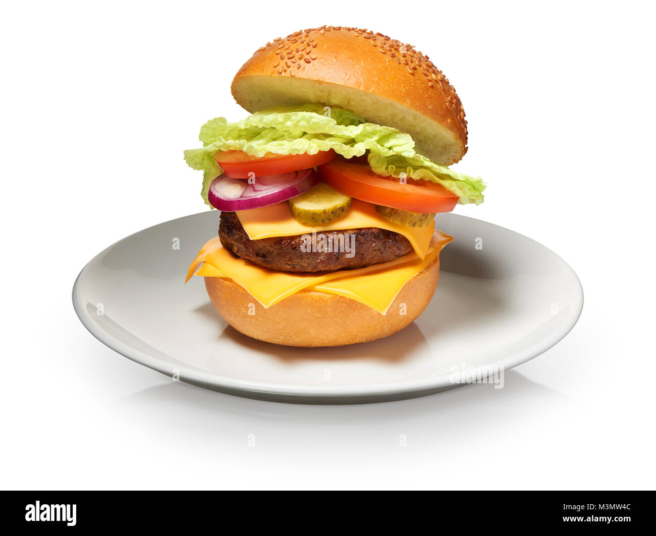 Délicieux hamburger avec fromage, cornichons, oignons, tomate et laitue sur plaque blanche isolé sur fond blanc. Chemin de détourage inclus Banque D'Images