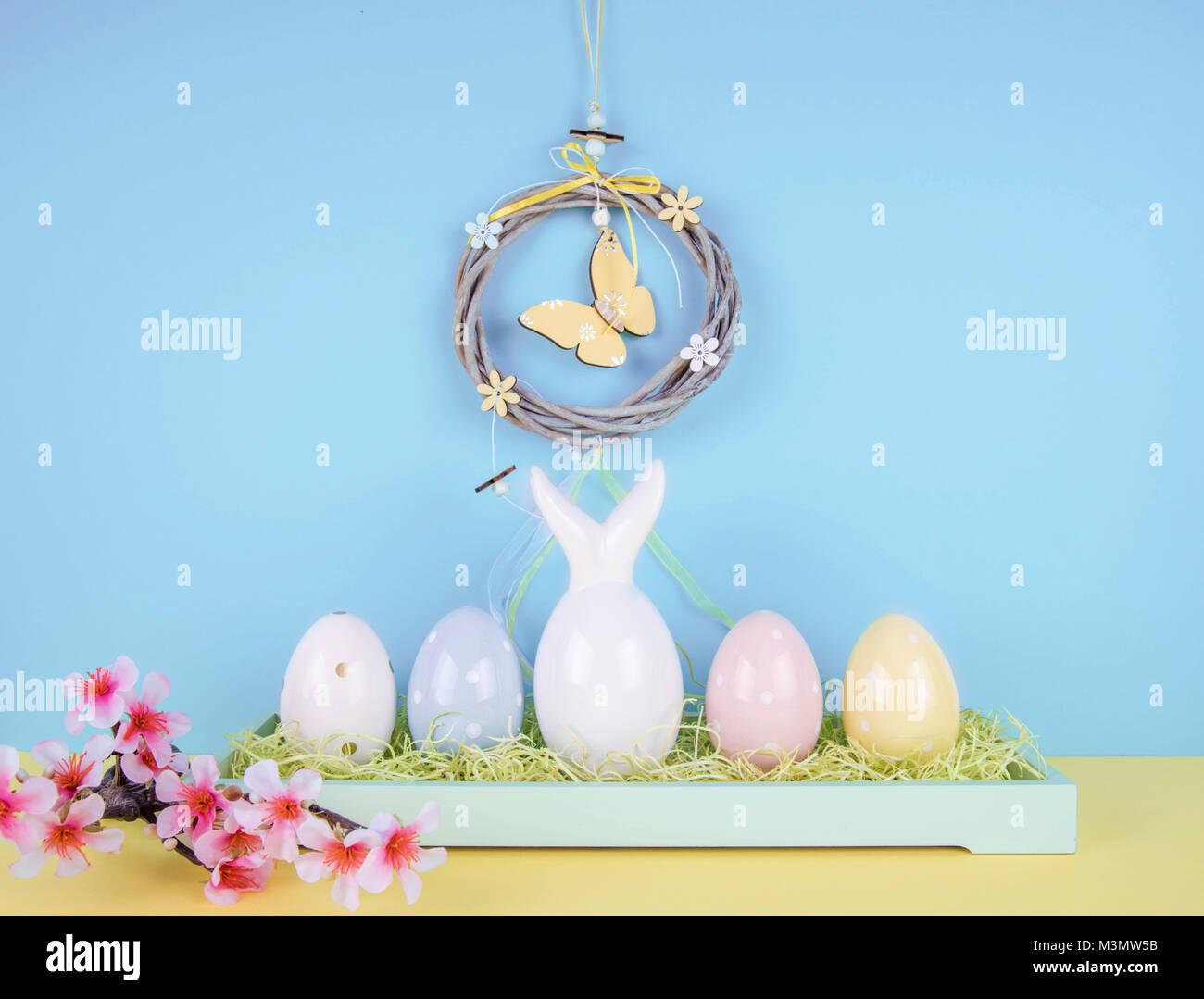 Composition pâques créatives avec des oeufs peints et lapin de Pâques. Banque D'Images