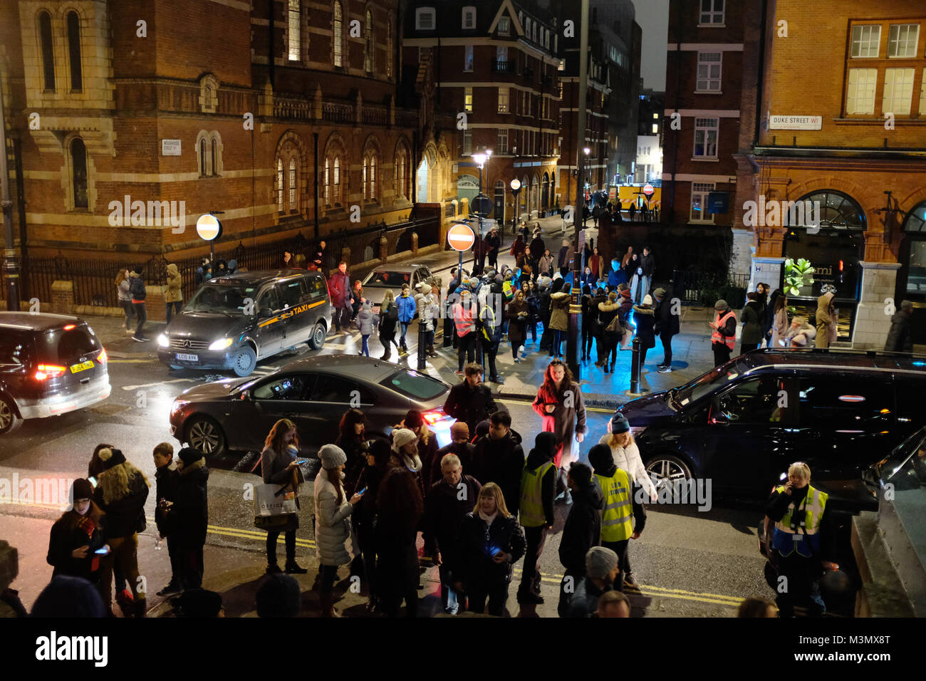 Foule de gens et les stewards foule sur la rue Duke, lors du festival lumière Lumier, London, England, UK Banque D'Images