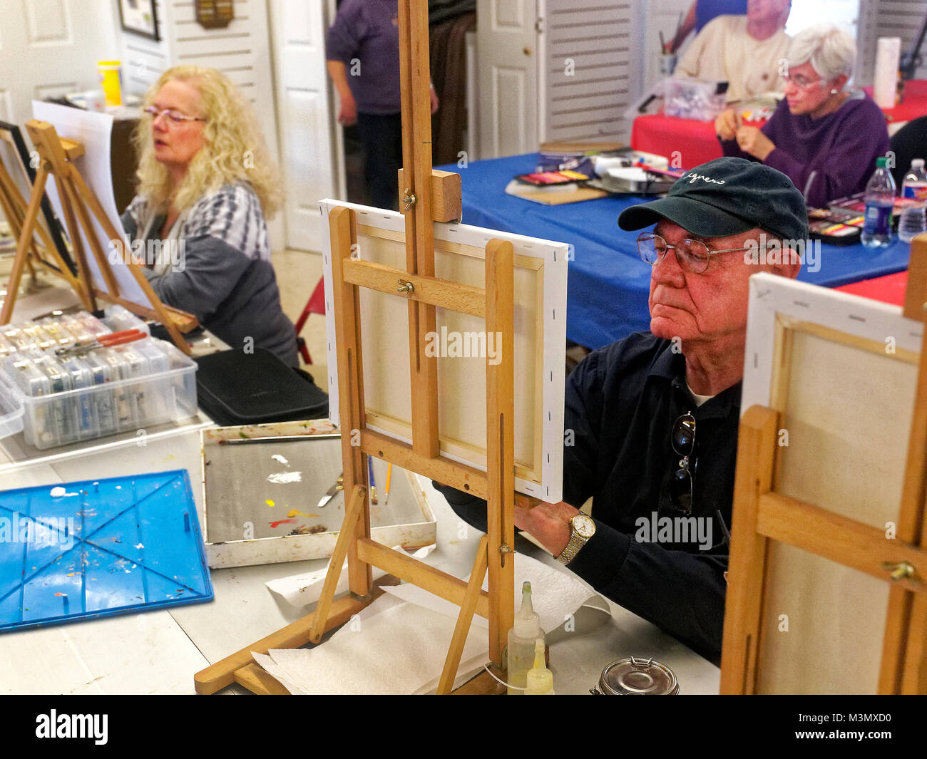 Les aînés à demeurer actifs s'exprimer en classe de peinture à la trinité de la Ligue des Arts à Bedford au Texas. Banque D'Images