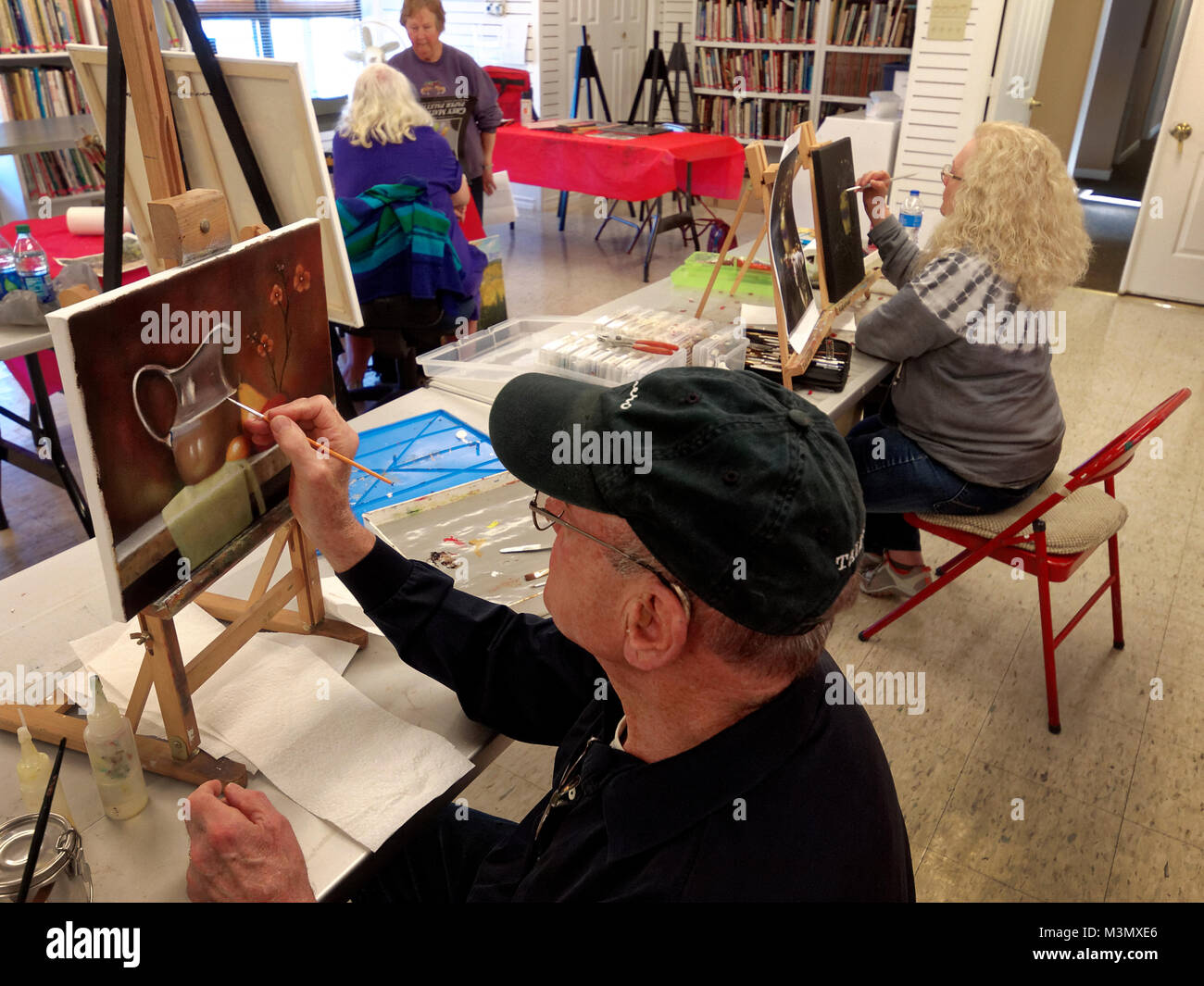 Les retraités de profiter de la vie en sortant de prendre des cours de peinture et d'être créatif à la Trinité en Arts Guild au Texas. Prendre sur un nouveau défi, c'est amusant et fait de nouveaux amis. Banque D'Images