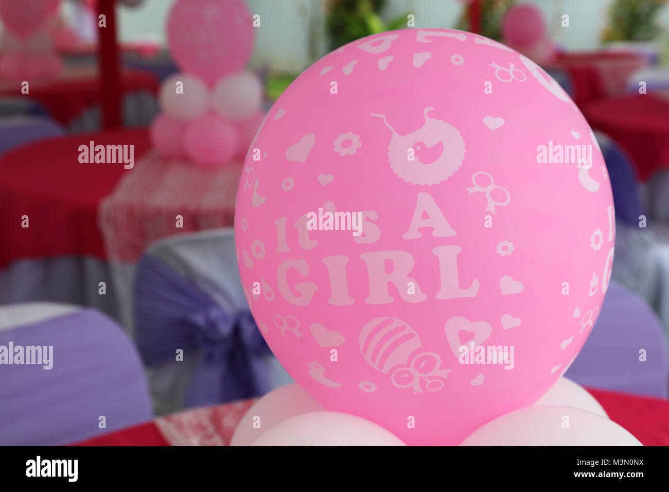 Partie jeune fille - décoration ballons blancs et roses sur les tables avec les mots C'EST UNE FILLE. Banque D'Images