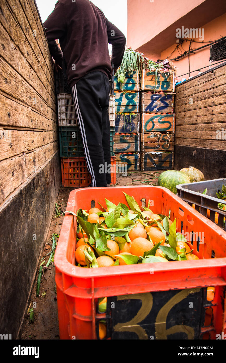 Vente de fruits frais à partir de l'homme en Afrique du Nord camion marché alimentaire Banque D'Images