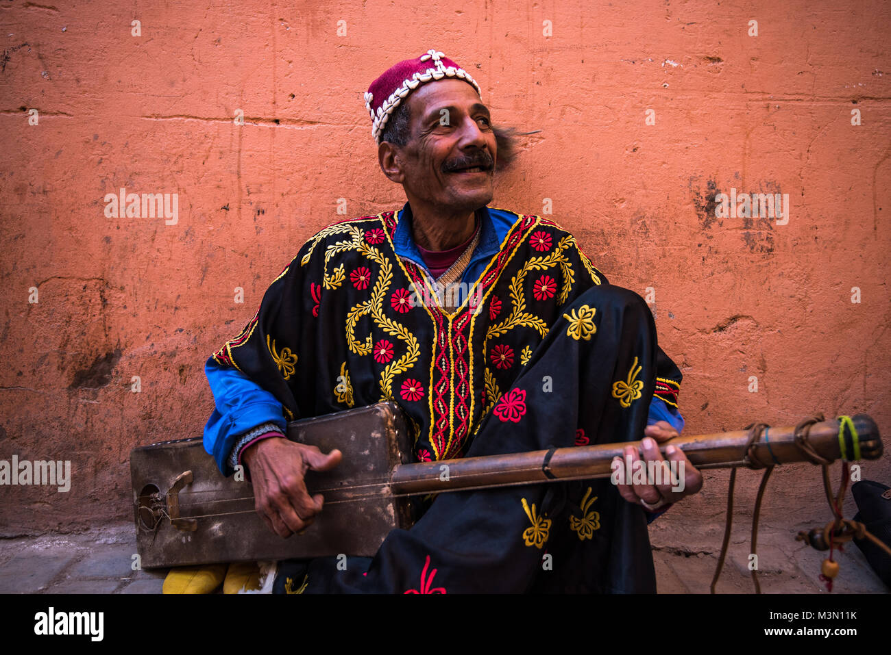 Marrakech,Maroc - Janvier 2018 TStreet:musicien en costume traditionnel sur la scène street Banque D'Images