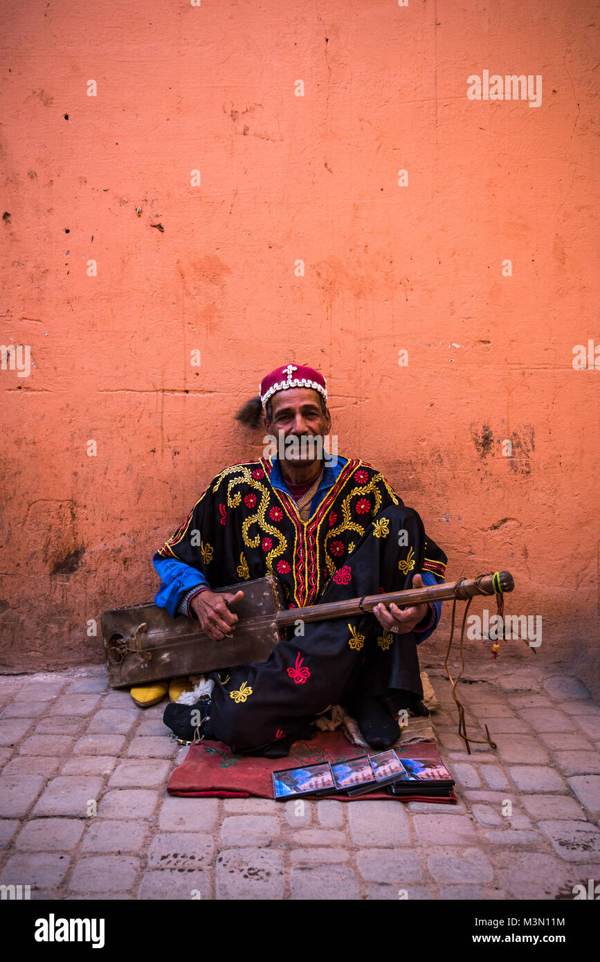 Marrakech,Maroc - Janvier 2018 TStreet:musicien en costume traditionnel sur la scène street Banque D'Images