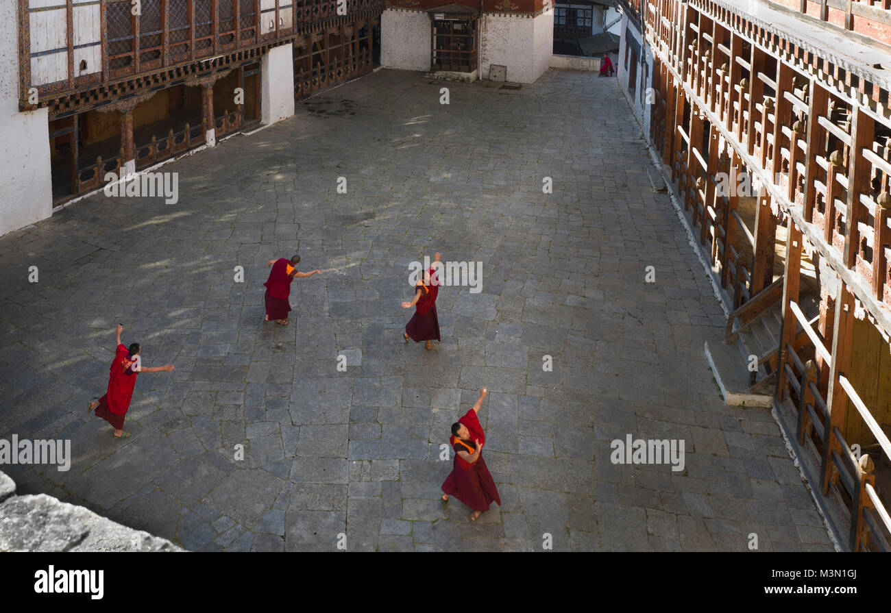 Mönche üben im am 16.11.2016 Klosterinnenhof Trongsa-Dzongs au Bhoutan des einen Tanz für bevorstehende. Tsechu-Feierlichkeiten Banque D'Images