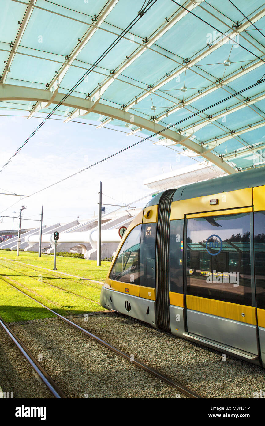 PORTO, PORTUGAL - Octobre 07, 2015 : Porto metro. Metro do Porto est l'un des plus grands réseaux de train léger sur rail en Europe Banque D'Images PORTO, PORTUGAL - Octobre 07, 2015 : Porto metro. Metro do Porto est l'un des plus grands réseaux de train léger sur rail en Europe Banque D'Images