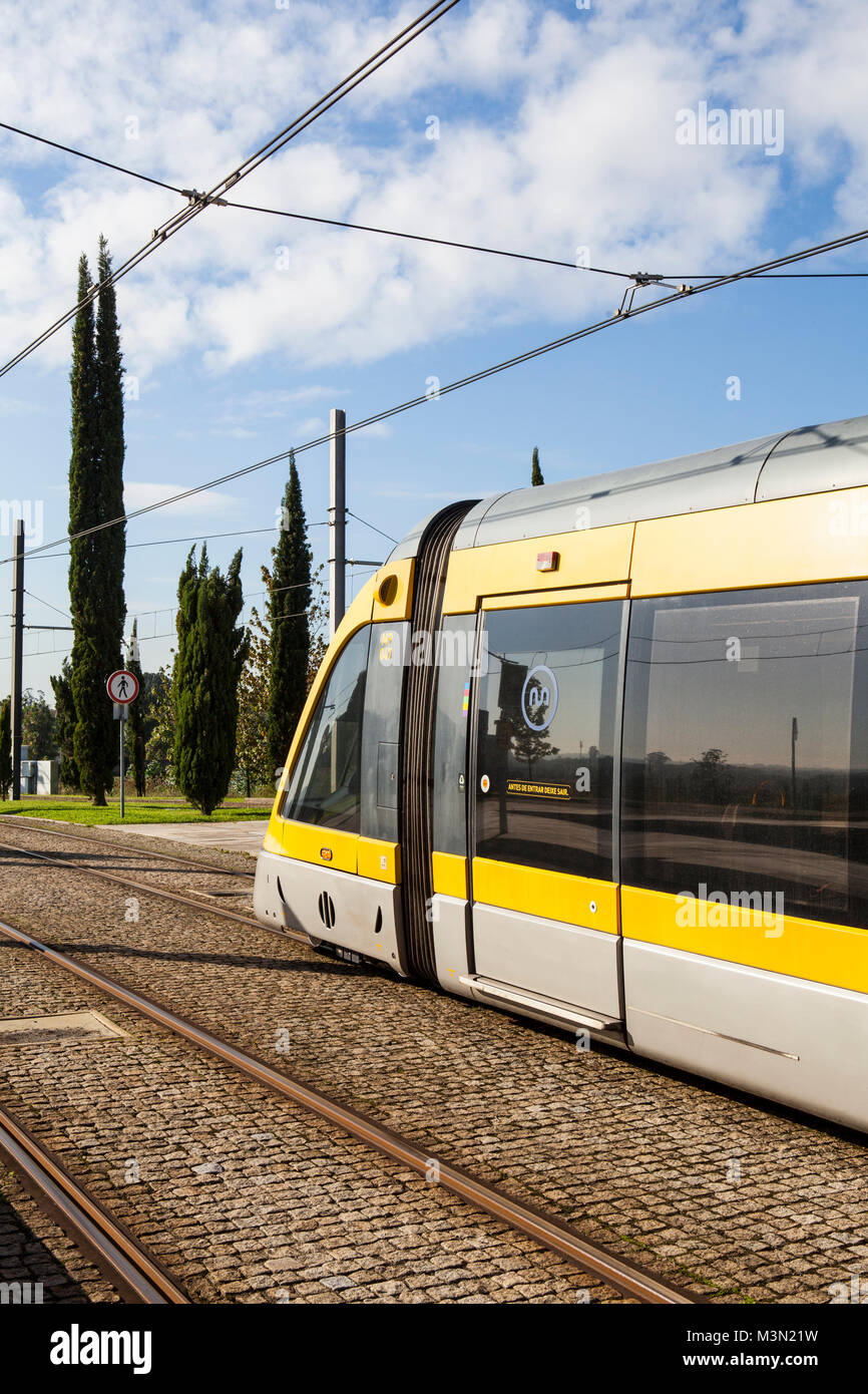 PORTO, PORTUGAL - Octobre 07, 2015 : Porto metro. Metro do Porto est l'un des plus grands réseaux de train léger sur rail en Europe Banque D'Images PORTO, PORTUGAL - Octobre 07, 2015 : Porto metro. Metro do Porto est l'un des plus grands réseaux de train léger sur rail en Europe Banque D'Images