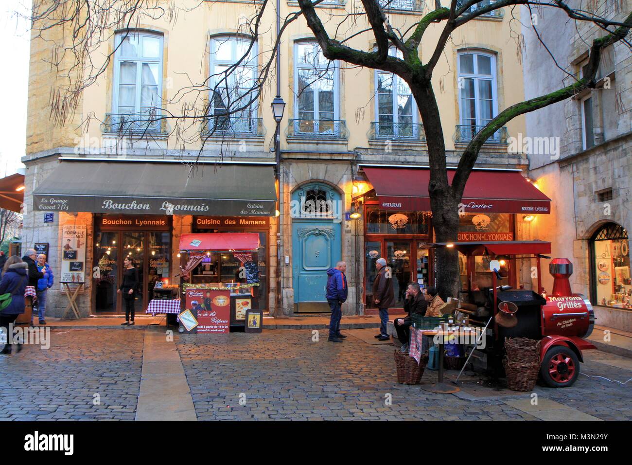 Scène de rue dans la vieille ville de Lyon, France Banque D'Images