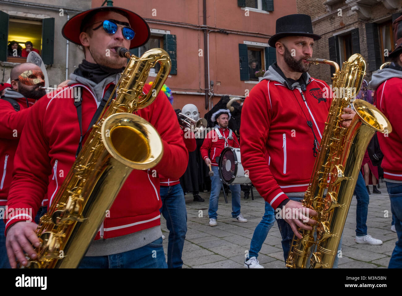 Venise, Italie - 11 février : Les personnes portant des costumes traditionnels de l'assister à des événements Carnaval 'couper la tête de taureau' et 'Dance des masques' Banque D'Images