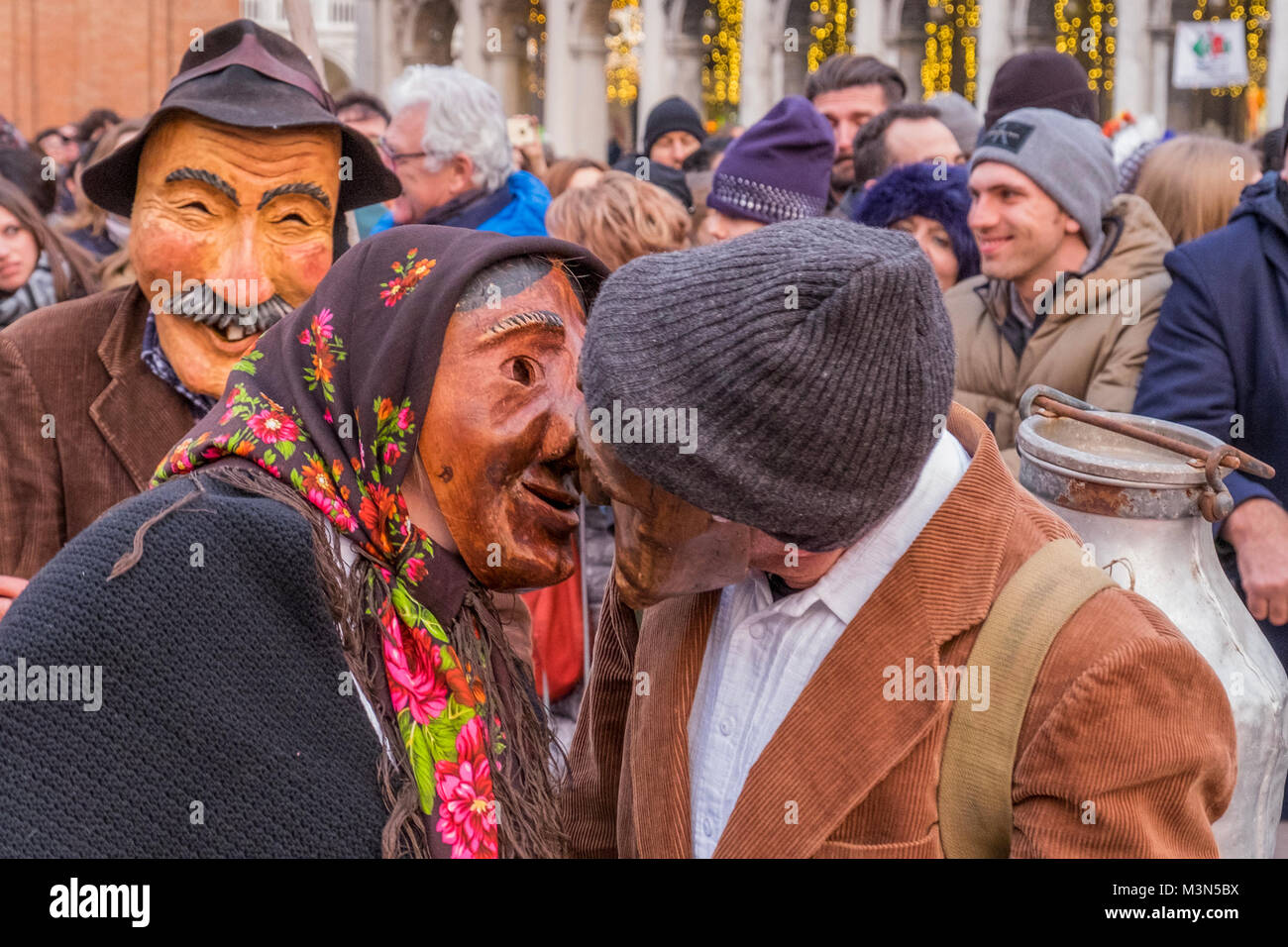 Venise, Italie - 11 février : Les personnes portant des costumes traditionnels de l'assister à des événements Carnaval 'couper la tête de taureau' et 'Dance des masques' Banque D'Images