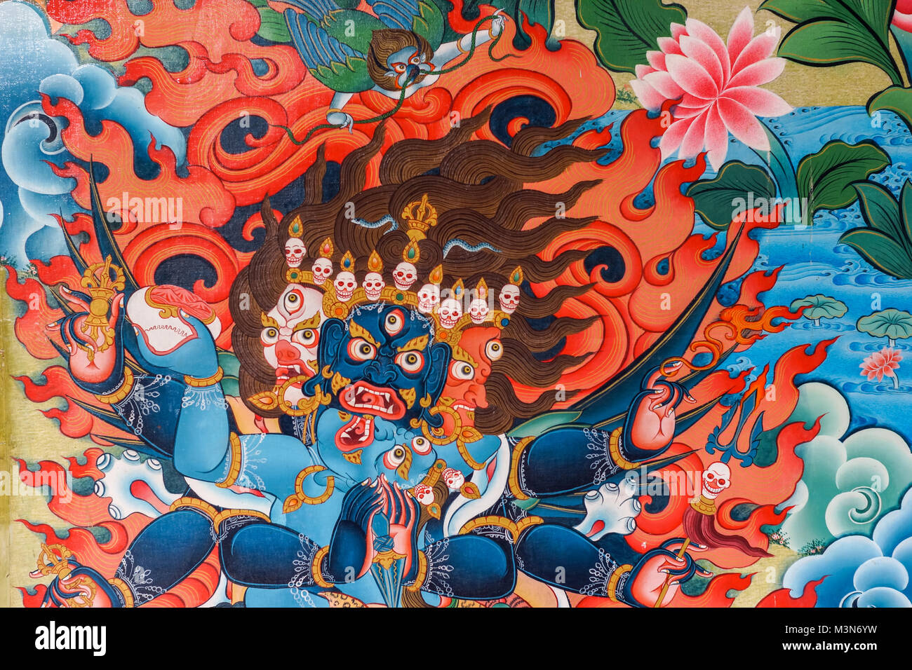 Coorg, Inde - le 29 octobre 2013 : l'intérieur de Padmasambhava Vihara de Namdroling monastère Bouddhiste. Détail de la peinture murale. Des couleurs vives. En colère monst bleu Banque D'Images