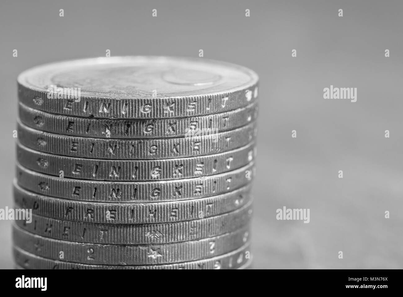 Les pièces en euros empilés avec le mot allemand - l'unité Banque D'Images