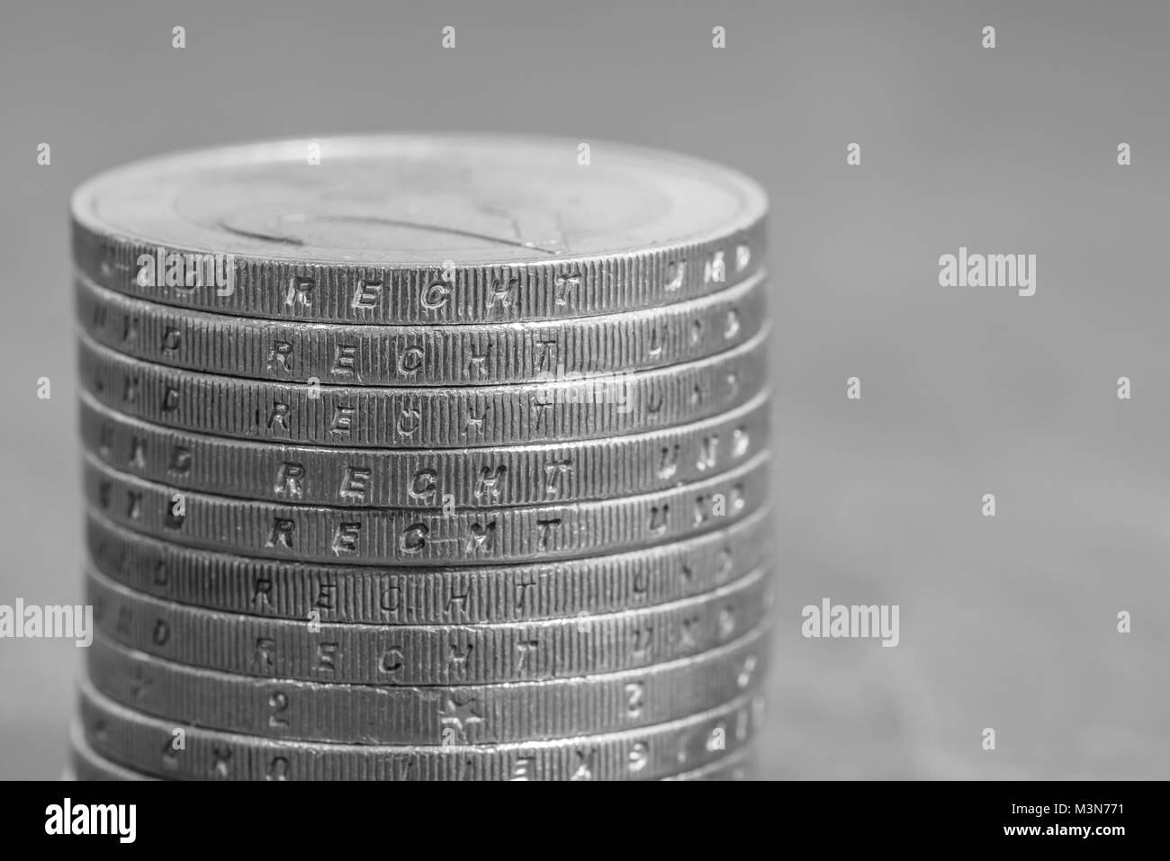 Les pièces en euros empilés avec le mot allemand - Droit Banque D'Images
