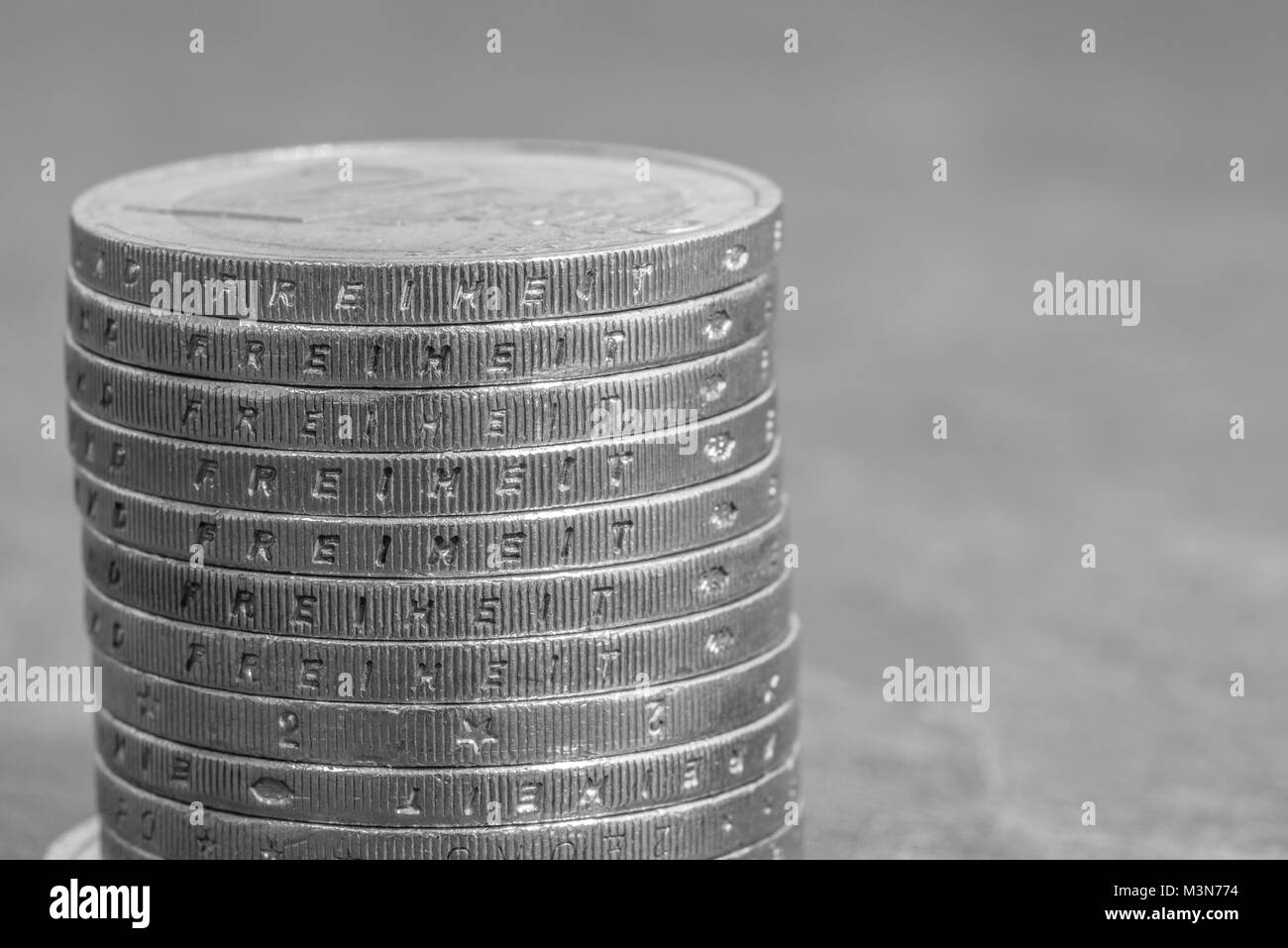 Les pièces en euros empilés avec le mot allemand - Liberté Banque D'Images