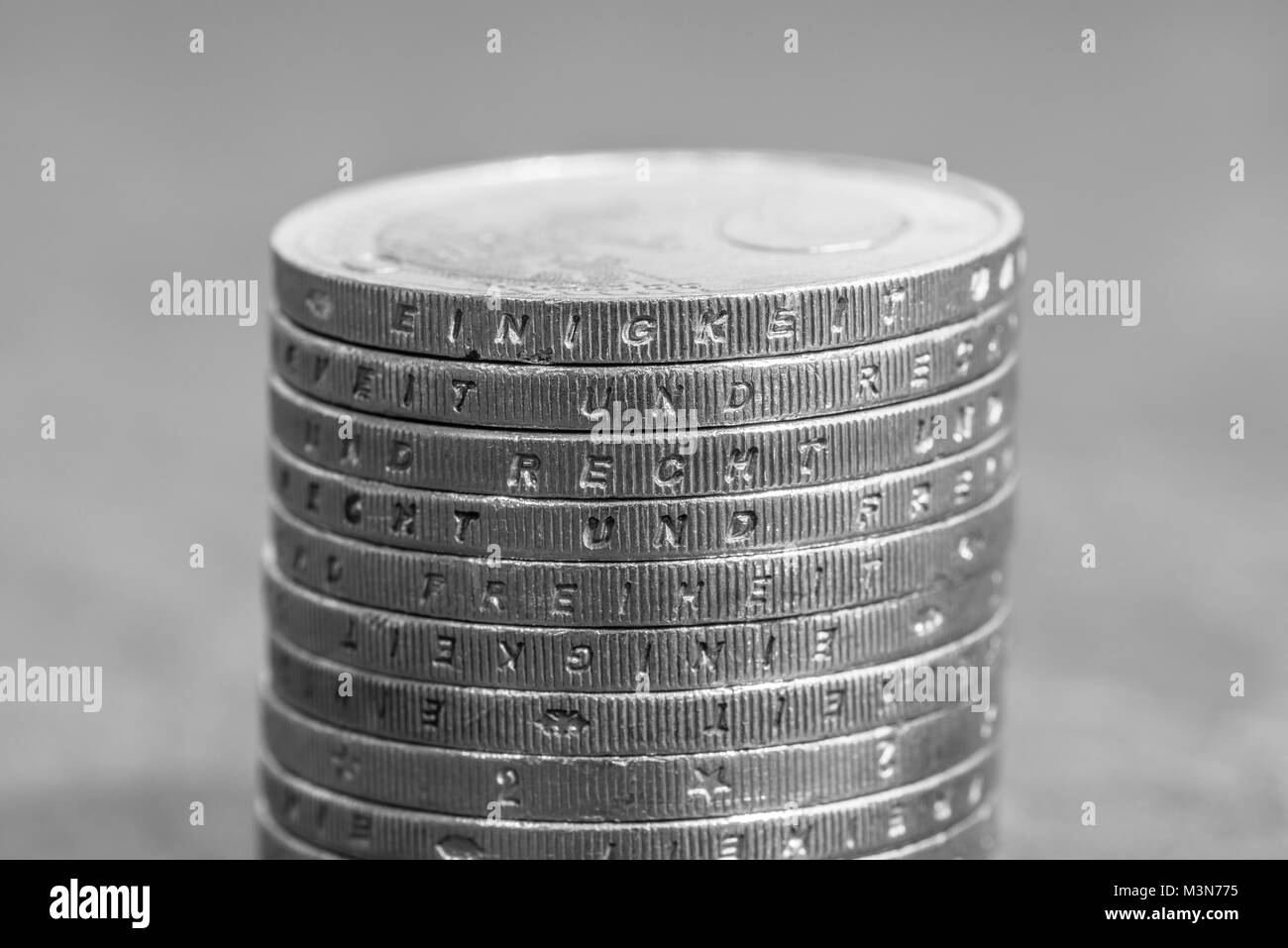 Les pièces en euros empilés avec les mots allemands - unité et droit et liberté Banque D'Images