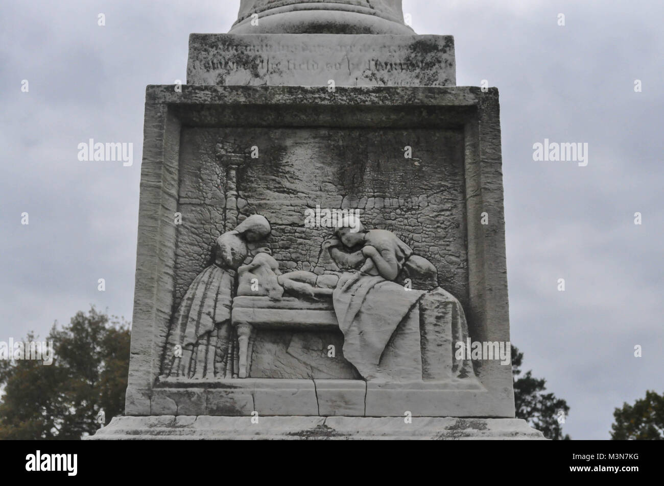 Statue de personnes ayant tendance à un être cher sur leur lit de mort Banque D'Images