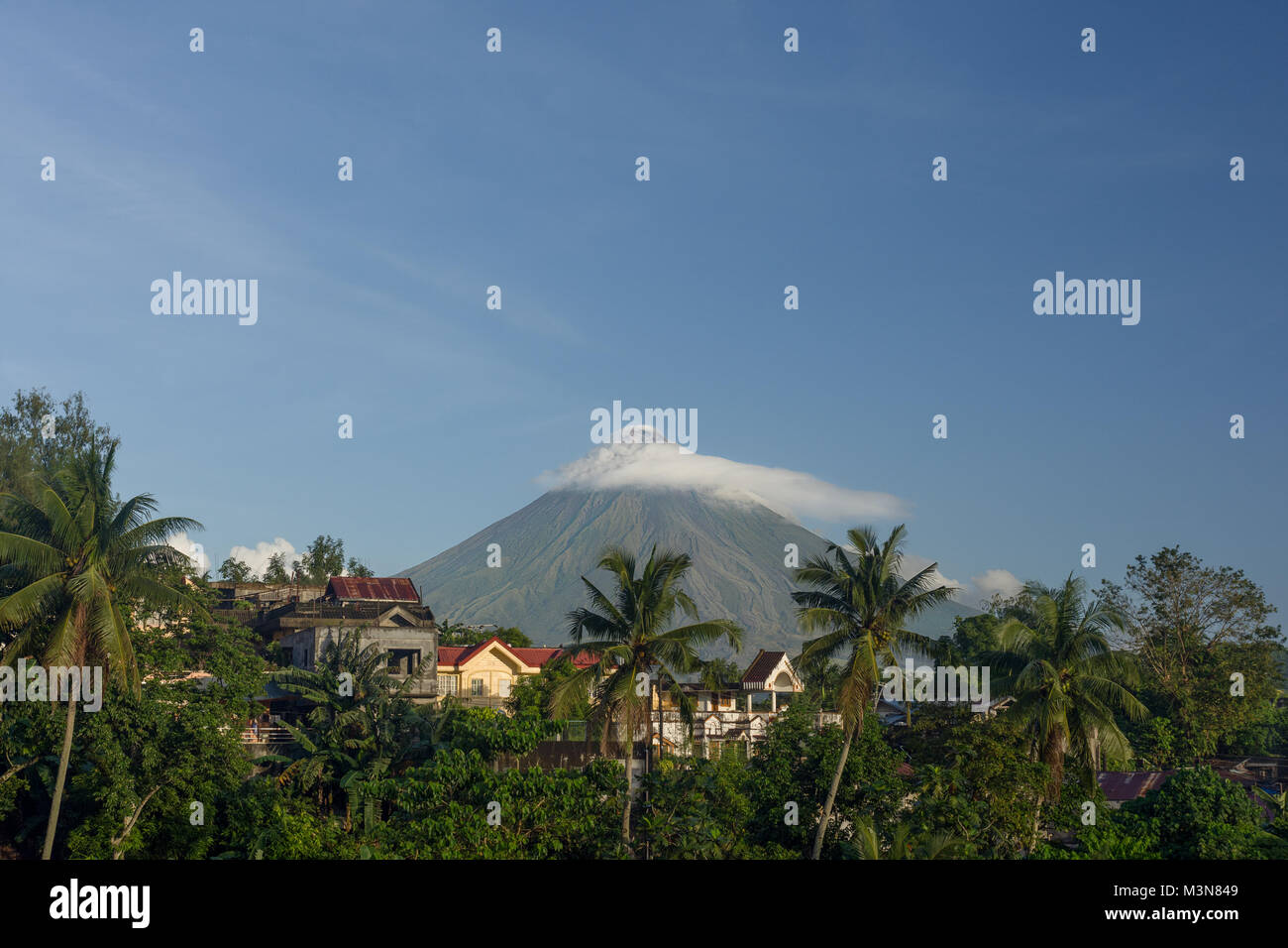 Une couverture nuageuse sur la pointe du mont Mayon volcano près de Legazpi City, dans la province d'Albay, aux Philippines. Banque D'Images