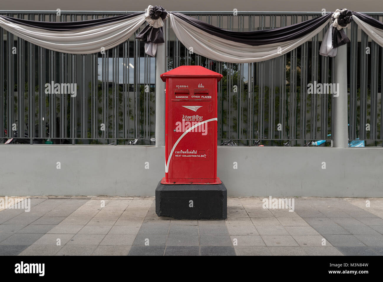 Rue d'un ville situé à Bangkok Thaïlande rouge Post post box avec deux fentes. Banque D'Images