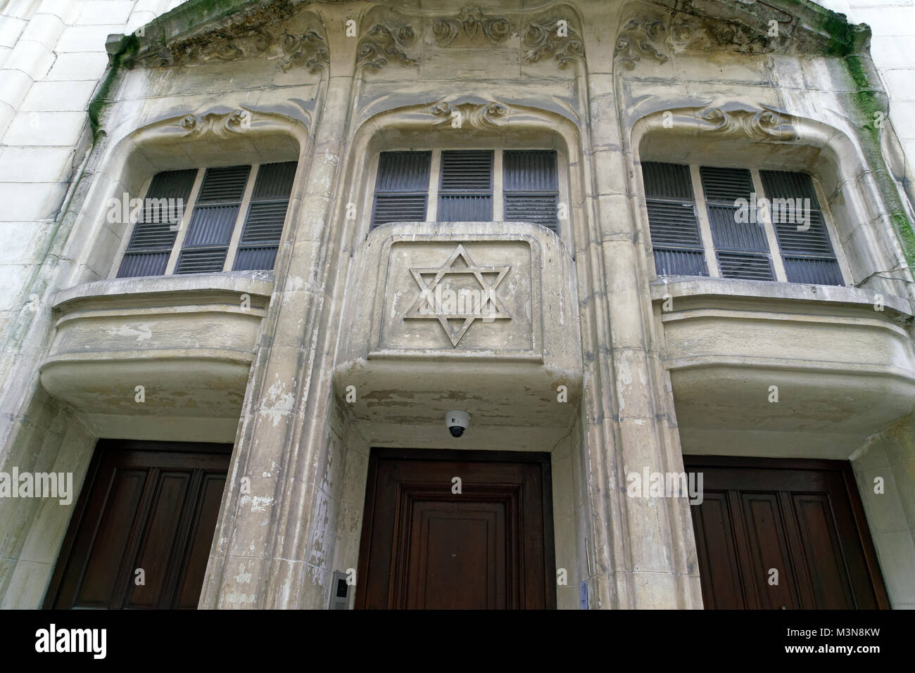 Les Agoudas Hakehilos synagogue à 10, rue pavée dans le quartier du Marais à Paris a été conçu par le célèbre architecte Art Nouveau Hector Guimard. Il al Banque D'Images