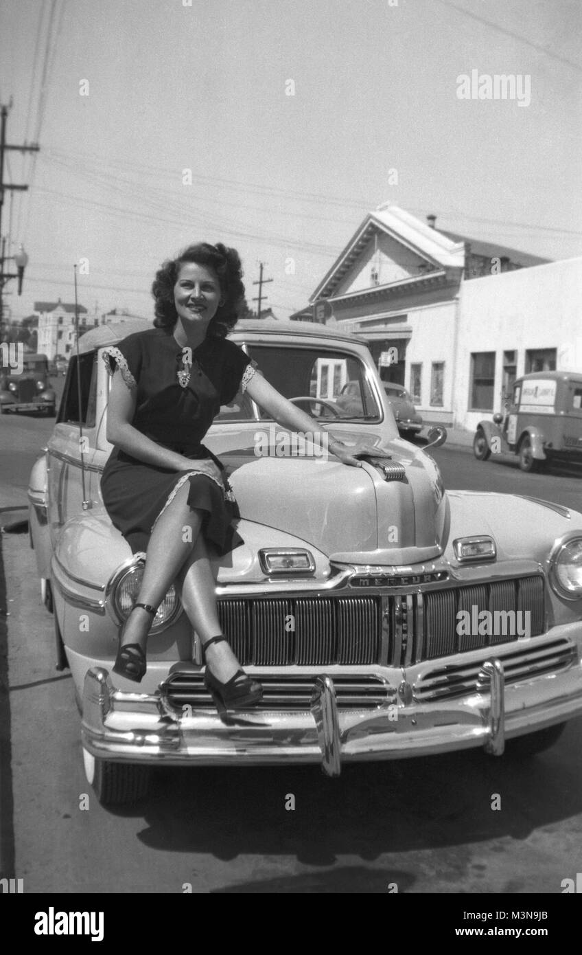 Assis sur le capot de la voiture Banque d'images noir et blanc - Alamy